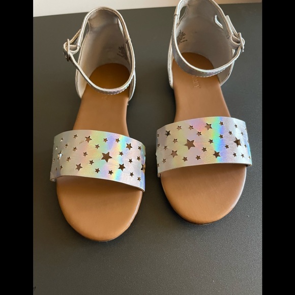 Old Navy - Girls Silver Sandals Size 1 ~ Preowned ~ Stars - Picture 1 of 10
